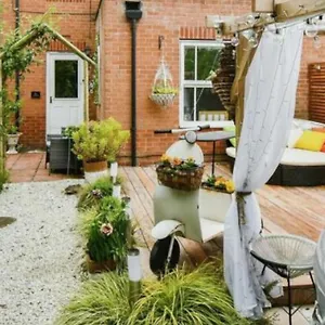 Cosy Garden Flat, Private Hot Tub & Four Poster Bed York